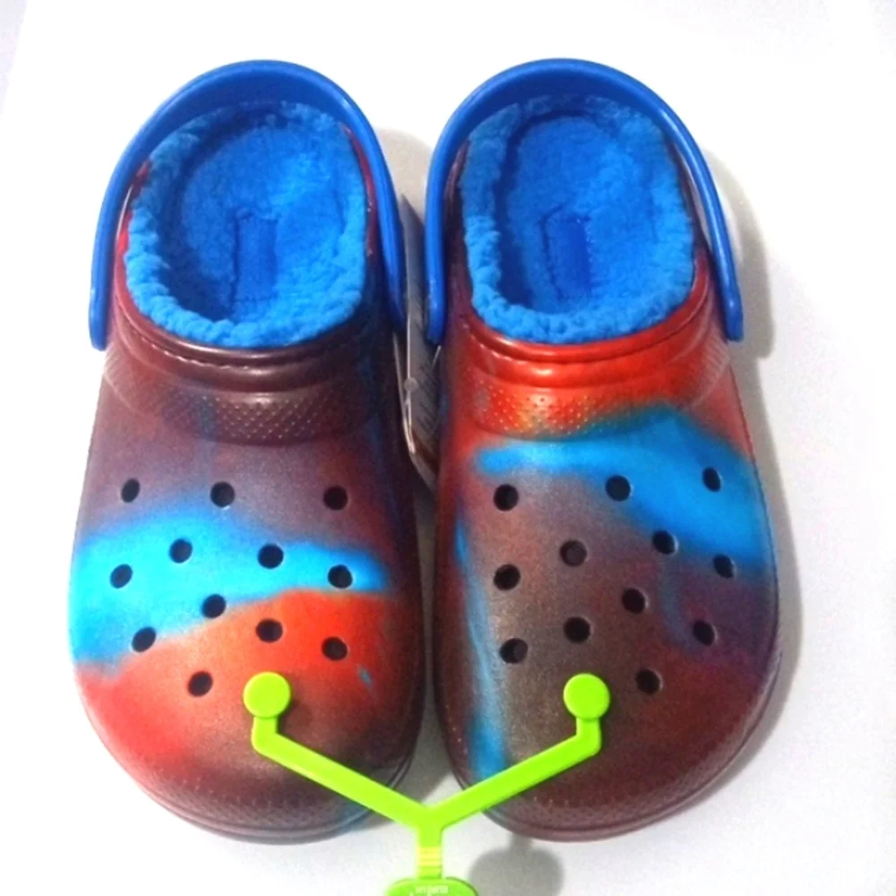 CROCS KIDS RED AND BLUE TIE DYED COZY FUR LINED SHOES SIZE 5 NWT